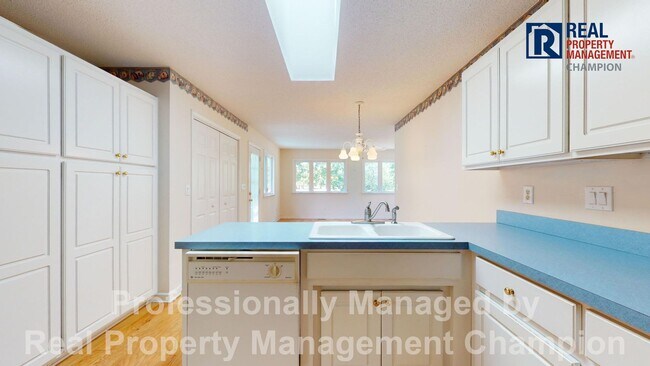 Building Photo - Vintage 3 Bedroom 2 Bathroom in the coveted Fairfield Harbour Subdivision!