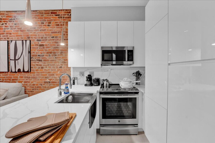 Building Photo - 120 Christopher St