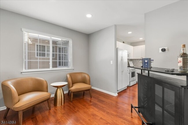 Building Photo - 40 Primrose Ln