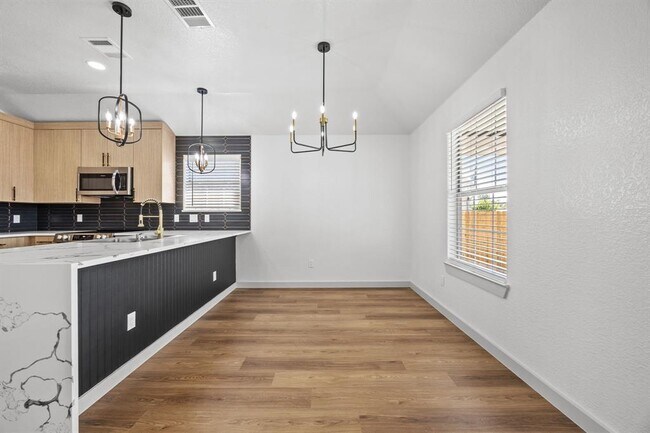 Building Photo - 2303 Thomas St