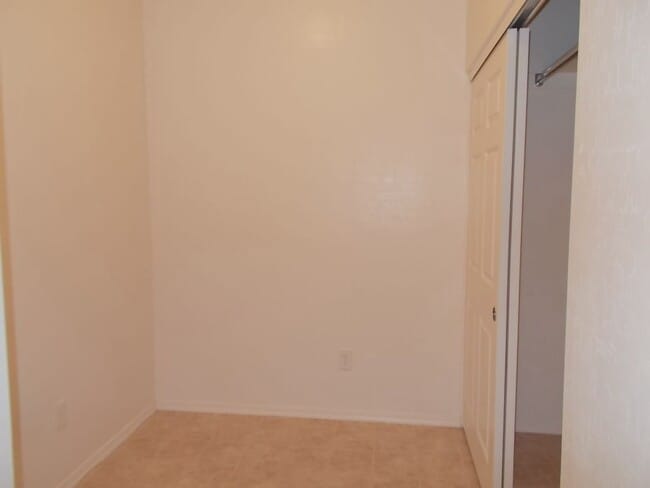 Building Photo - Spacious 2 Bedroom + Den, 2 Bath Condo in a Gated Community