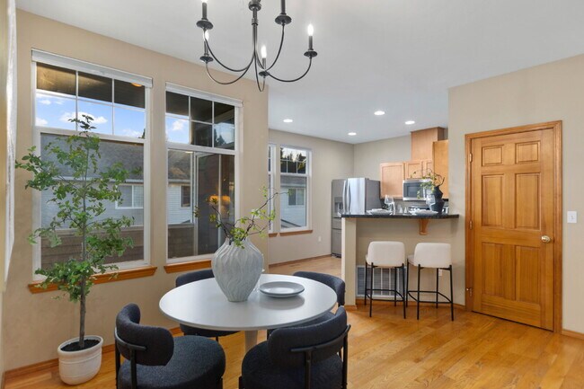 Building Photo - Beautiful End-Unit Townhome in Highland Parc | Water & Sewer Included!- AVAILABLE NOW FOR RENT!!
