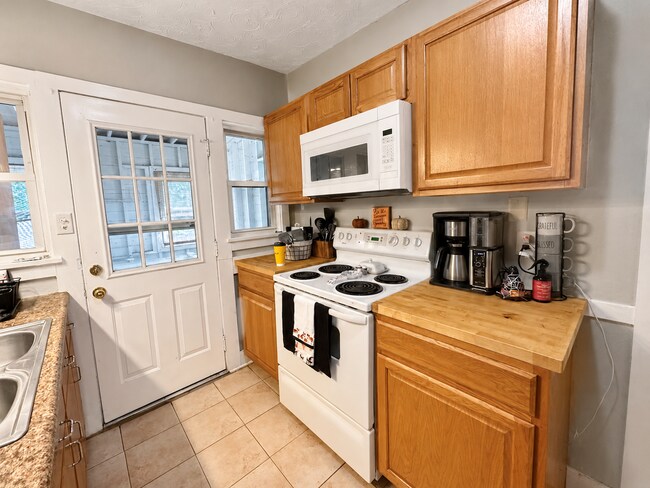 Building Photo - 3 Bedroom with Laundry & Garage