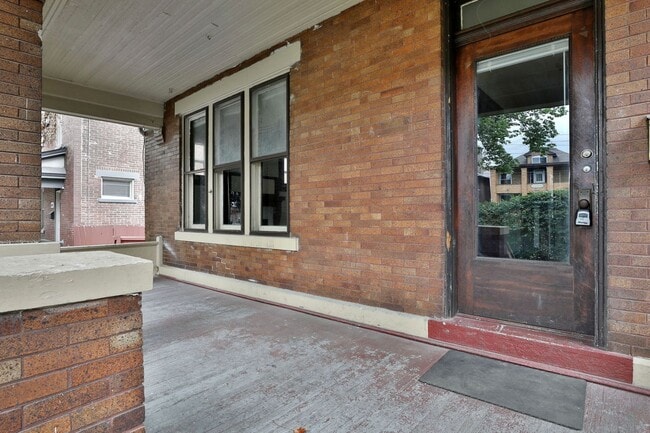 Building Photo - Great CENTRAL Location 5 Bedroom House - Virtual Showings Available