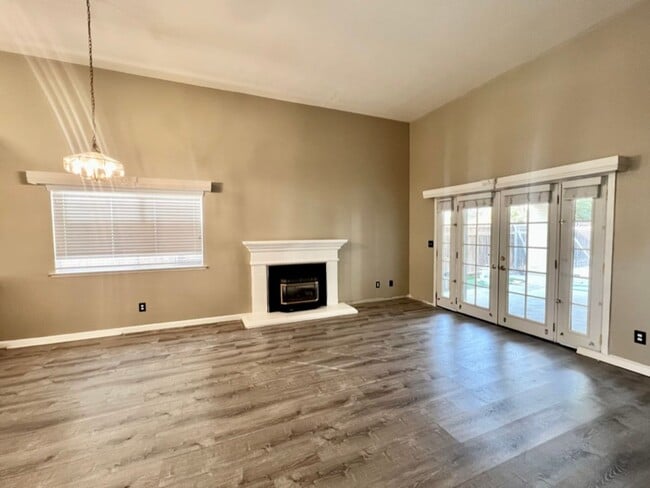 Building Photo - $500 MOVE IN BONUS, $2,450 Shields & Clovis 3 Bed - Judy Ave, Clovis / Swimming Pool