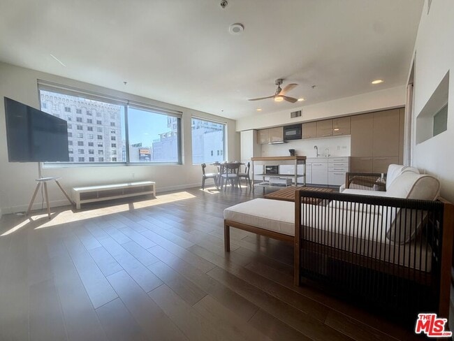 Building Photo - 901 Flower St