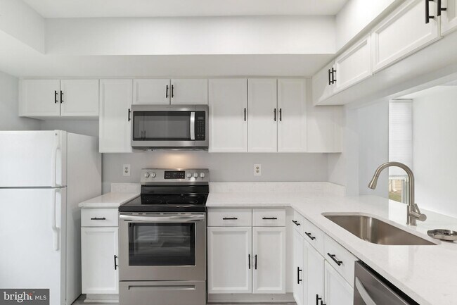 Building Photo - 2403 S Walter Reed Dr