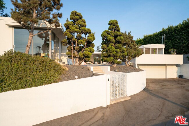 Building Photo - 4575 Dundee Dr