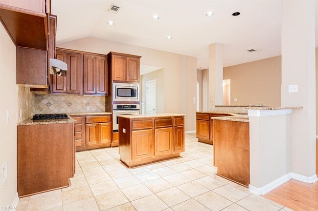 Building Photo - 4 br, 2 bath House - 2407 Tivoli Dr