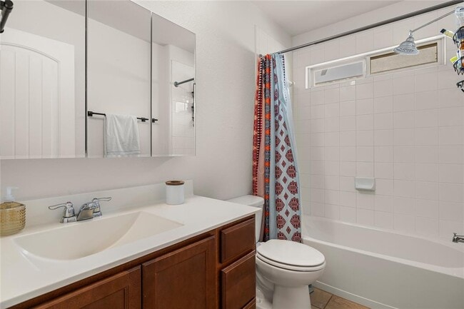 Building Photo - 633 Schefer St