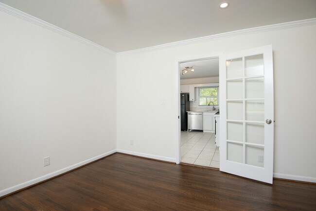 Building Photo - 685 Oakmoor Dr