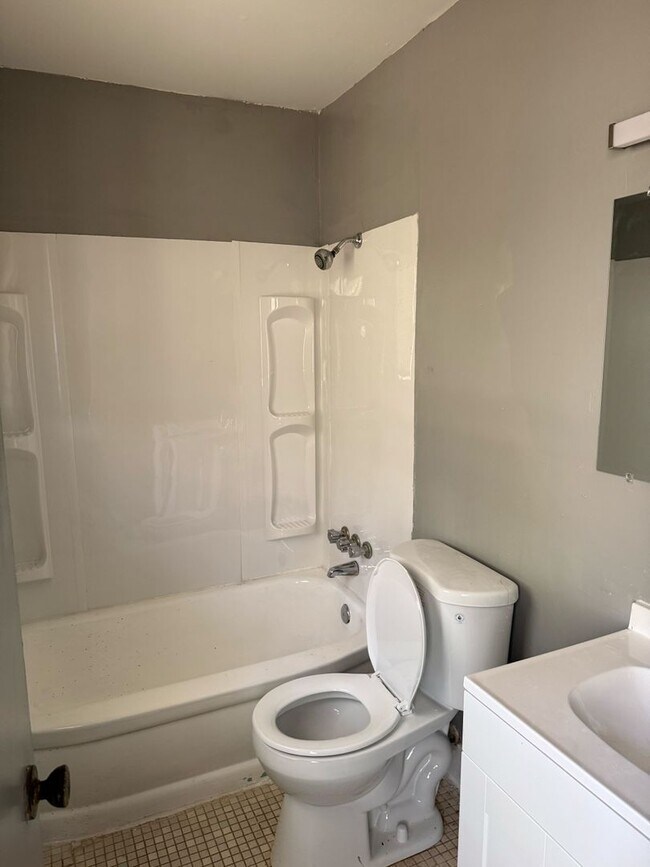 Building Photo - 3 Bed 2 Bath - Nice House in South Jackson on McDowell