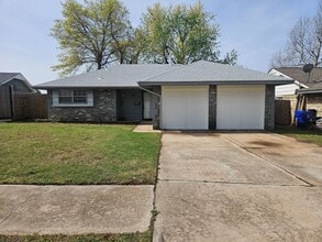 Building Photo - (3) Bed/(1.5) Bath Avail NOW! Pet Negotiable!