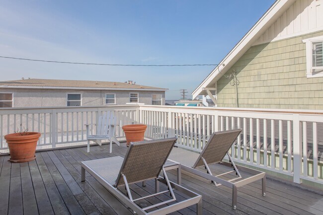 Building Photo - 204 30th St