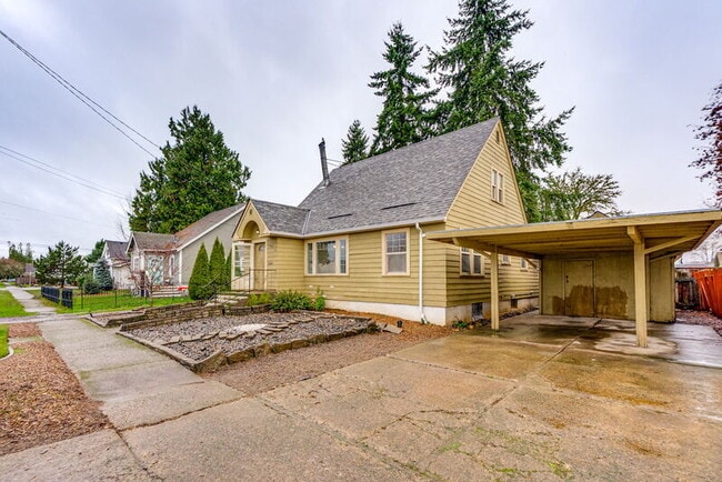 Building Photo - 1137 SE Uglow Ave