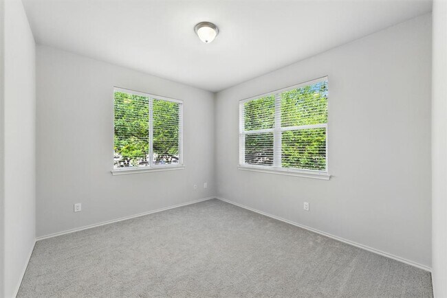 Building Photo - 512 Eberhart Ln