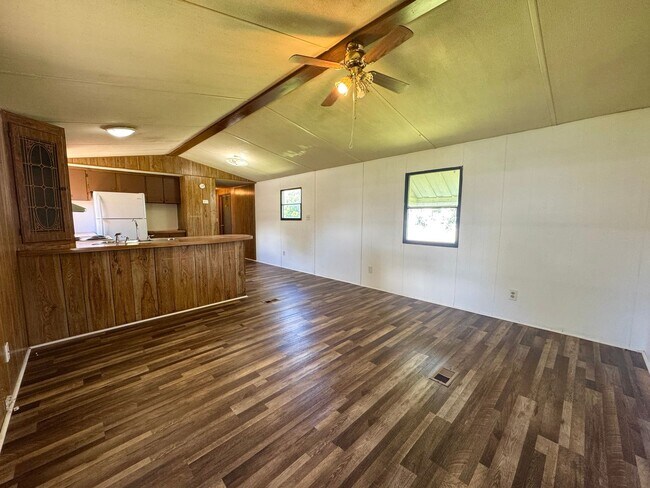 Building Photo - 225 Community Dr