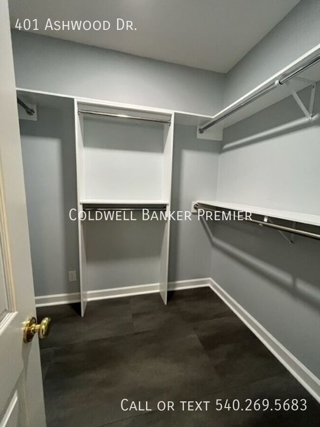 Building Photo - 401 Ashwood Dr
