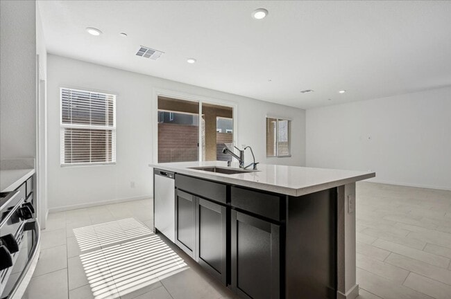 Building Photo - Beautiful New Home in Black Mountain Planned Community