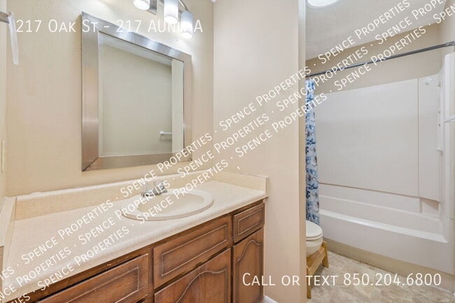 Building Photo - 217 Oak St SE