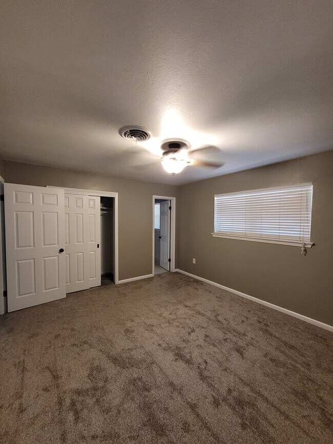 Building Photo - Move in ready 3 bed 2 bath home with 2 car...