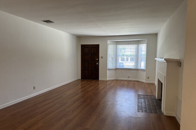 Building Photo - 4608 Saloma Ave