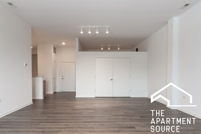 Building Photo - South Loop 3 bed 2 bath -- Updated Kitchen...