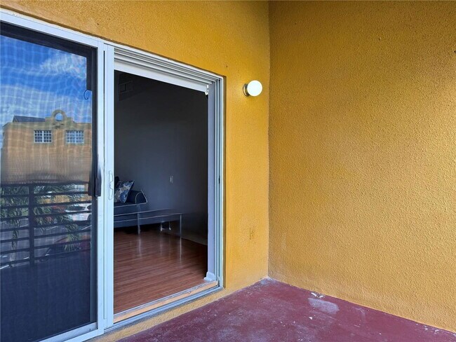 Building Photo - 9725 Fontainebleau Blvd