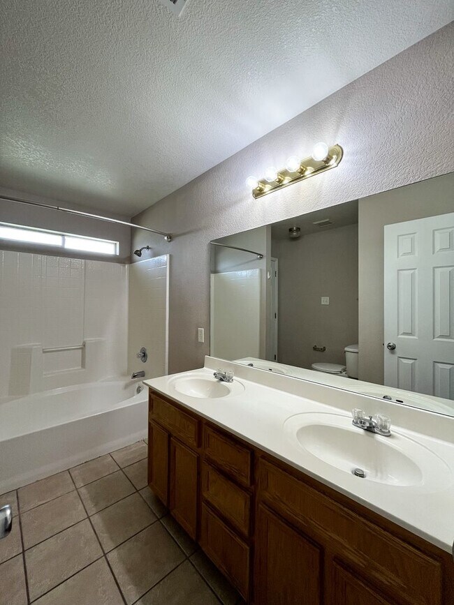 Building Photo - Available NOW  This home is centrally loca...