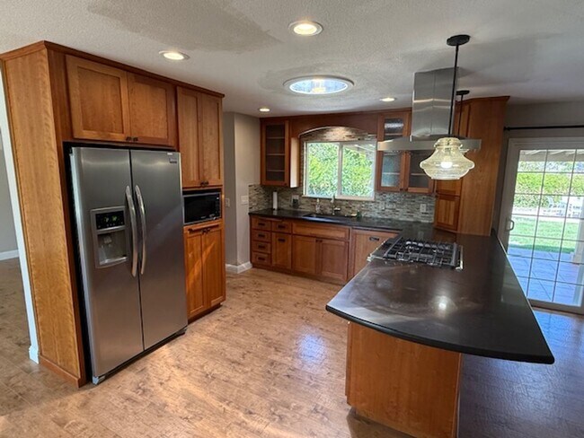 Building Photo - Massive 4-Bedroom home in Quiet Green Vall...