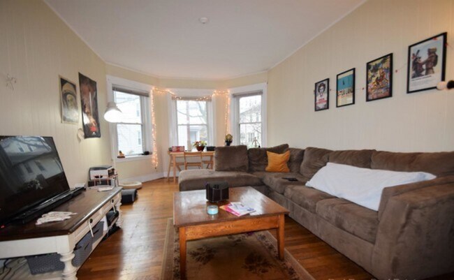 Building Photo - Gorgeous Brookline Apt w Heat Included and Laundry in Unit!  Near BU Campus!