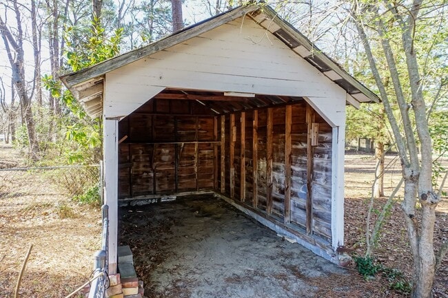 Building Photo - Amazingly large 2 bedroom home with fenced yard!