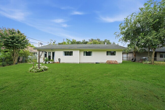 Building Photo - 1845 Westcrest Dr