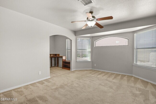 Building Photo - 2300 Glitter St