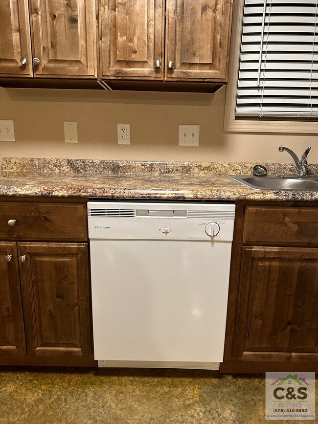 Building Photo - 601 N 6-1/2 St