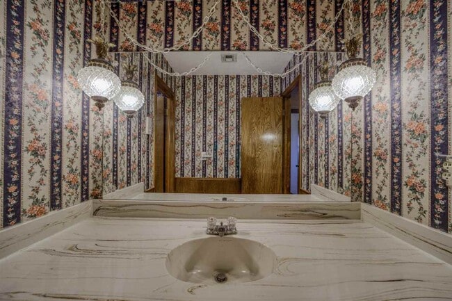 Building Photo - 308 SE Camelot Dr