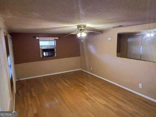 Building Photo - 4748 Sylvan Dr