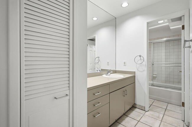 Building Photo - Spacious Two Bedroom Condo in Potrero Hill - Please Contact for Showing Availability!