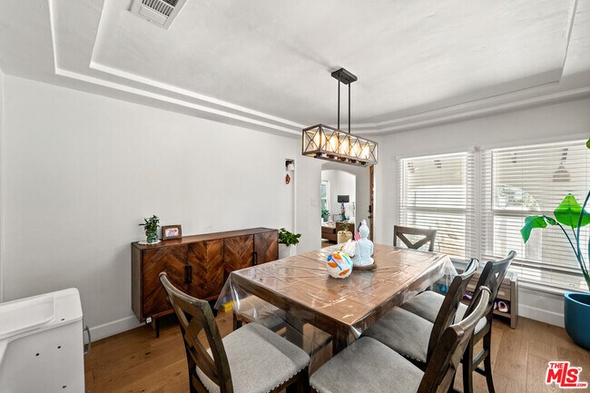 Building Photo - 3871 Roxton Ave
