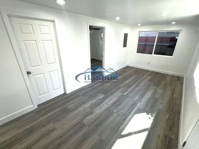 Building Photo - 2332 Cedar Ave