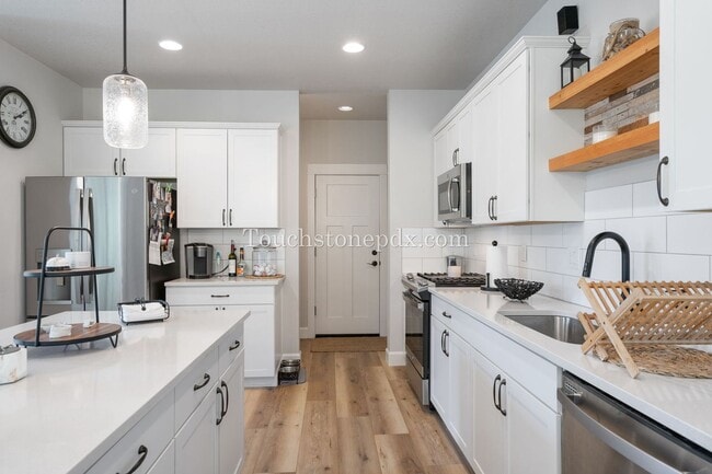 Building Photo - Luxurious 4 Bed/3.5 Bath Residence - Your ...