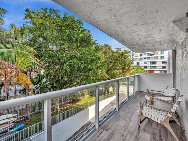 Building Photo - 10000 W Bay Harbor Dr