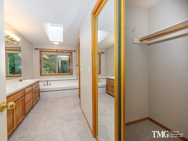 Building Photo - Grand 5+ Bedroom Home in Desirable Garden Home- Raleigh Hills Location with 2800 Sq Ft!