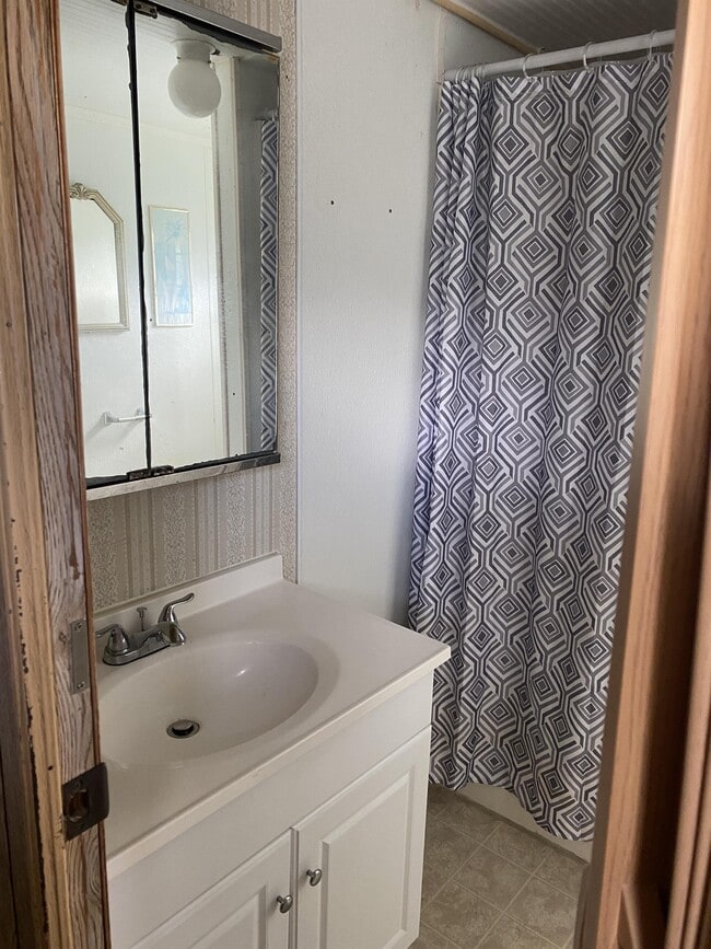 Building Photo - 104 Walnut Ln