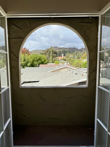 Balcony 2 - 503 Hill Dr