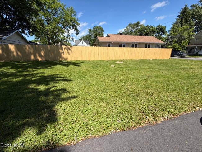 Building Photo - 1747 Oneida St
