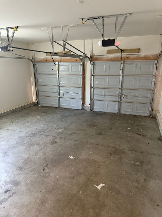 Building Photo - THREE BEDROOM/2.5 BATH Detached Home w TWO...