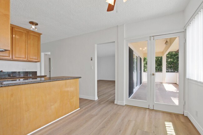 Building Photo - 1002 12th St in Santa Monica - North of Wi...