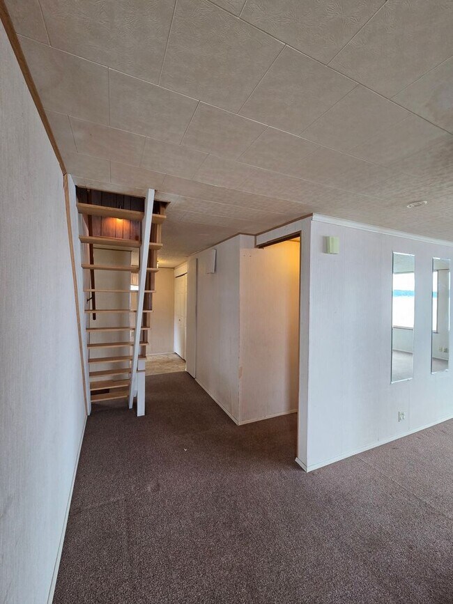 Building Photo - 1545 Colchester Dr E