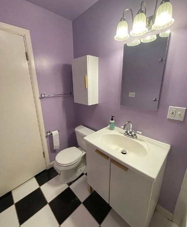 Building Photo - Charming 2 bedroom/1 bath Walking distance...